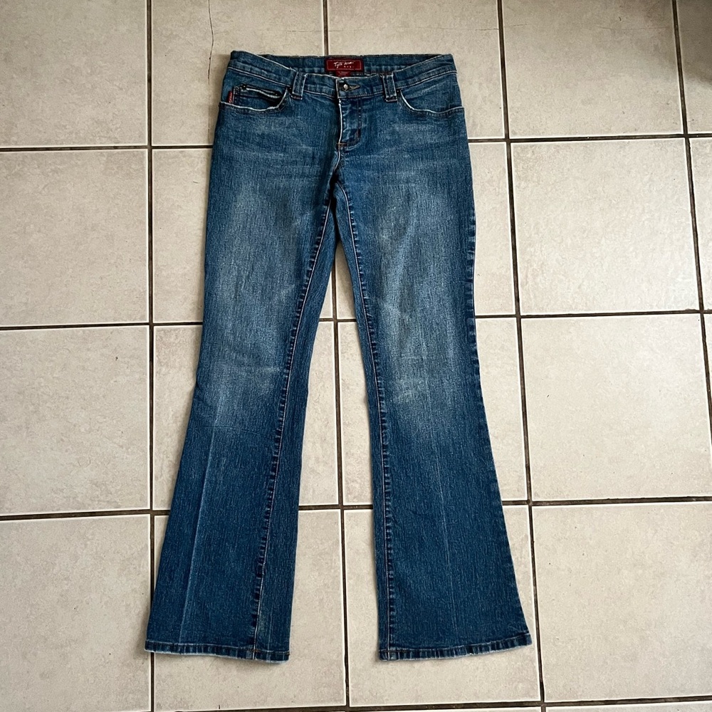 Low rise flare jeans with a flattering fit and cute back pockets ✨ - Picture 2 of 7